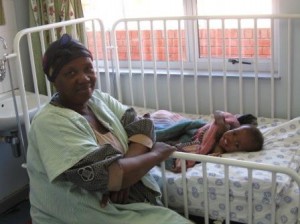 Sudafrica_Salute_Mammaebambinoaospedale_2007_AttilioBordi_OxfamItalia Madre con il suo bambino in ospedale, Sudafrica