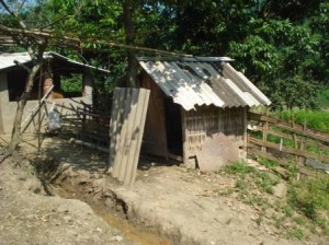 Una semplice latrina con le pareti di lamiera può cambiare la vita di una famiglia, Vietnam. Credits: OxfamItalia Una semplice latrina con le pareti di lamiera può cambiare la vita di una famiglia, Vietnam. Credits: OxfamItalia