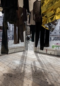Installazione "Appesi a un filo"
