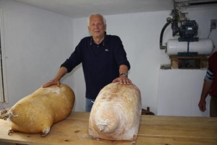 Produttore di Formaggio nel Sacco, Ljubinje. Credits: OxfamItalia Produttore di formaggio nel sacco, Ljubinje. Credits: Oxfam Italia