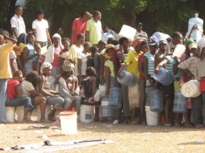 Distribuzione acqua al campo sfollati di Delmas, Haiti. Credits:OxfamInternational