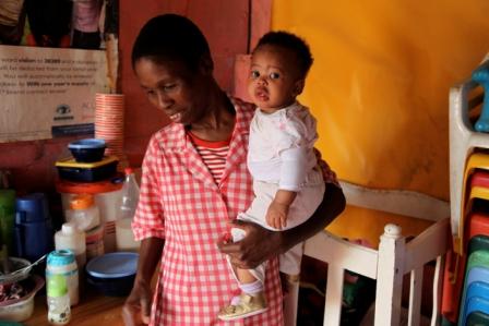 Educatrice e bimba in uno dei centri dell'infanzia a East London, Sudafrica. Credits Andrea Micheli/Photoaid