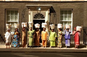 Mobilitazione per la campagna "Make Poverty History" davanti alla residenza del primo ministro britannico, Londra. Credits: OxfamGB