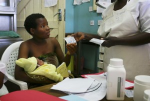 L'infermiera Margaret e una sua paziente al Bwalia 'Bottom' Hospital in Lilongwe, Malawi.