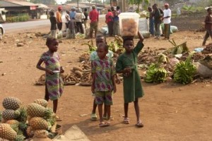 Bambini al mercato, Camerun. Credits: Fernando Poccetti/OxfamItalia