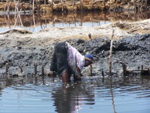 Gli abitanti vicino al lago Katwe, in Uganda, devono la loro vita alle saline e al pesce. Credits: OxfamGB Gli abitanti vicino al lago Katwe, in Uganda, devono la loro vita alle saline e al pesce. Credits: OxfamGB