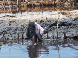 Gli abitanti vicino al lago Katwe, in Uganda, devono la loro vita alle saline e al pesce. Credits: OxfamGB