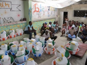 Il kit include una bacinella, un secchio, 8 saponette, asciugamani e vasino. Credits: OxfamGB Il kit include una bacinella, un secchio, 8 saponette, asciugamani e vasino. Credits: OxfamGB