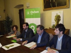 Paolo pezzati, Pietro Nibbi e Lorenzo Nasi di Oxfam Italia al Comune di Arezzo. Credits: David Mattesini/OxfamItalia