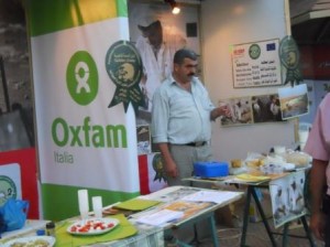 Il marchio "Golden Sheep" accompagna i prodotti allo stand di Oxfam Italia alla Fiera dei prodotti alimentari di Gerico