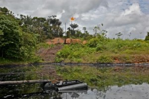 Dopo soli 3 mesi dall'invasione di perforatrici, ruspe e uomini con l'elmetto giallo in testa, i fiumi erano pieni di petrolio e non si trovava più acqua limpida per bere e lavarsi. Credits: Nicola Demoli Crivelli