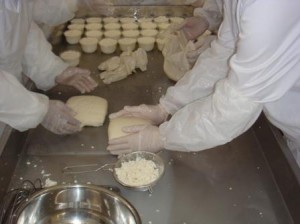 I latticini sono alla base della dieta libanese e sono la principale fonte giornaliera di proteine per molte famiglie in difficoltà. Credits: Oxfam Italia I latticini sono alla base della dieta libanese e sono la principale fonte giornaliera di proteine per molte famiglie in difficoltà. Credits: Oxfam Italia