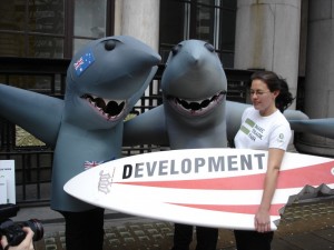 Gli squali attendono la conclusione dell'incontro dei ministri del commercio: denunciano l'assenza dei paesi in via di sviluppo. Londra, 2006. Credits: OxfamGB