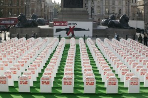 Centinaia di tombe testimoniano che ogni minuto viene uccisa una persona. Trafalgar Square, Londra. Credits: OxfamGB