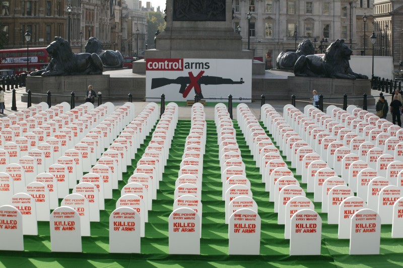 Centinaia di lapidi testimoniano che ogni minuto viene uccisa una persona. Trafalgar Square, Londra. Credits: OxfamGB Centinaia di tombe testimoniano che ogni minuto viene uccisa una persona. Trafalgar Square, Londra. Credits: OxfamGB
