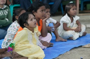 Il teatro di Agus Pmtoh è un ottimo mezzo per insegnare l'uguaglianza tra bambini e bambine. Aceh, Indonesia. Credits: OxfamGB