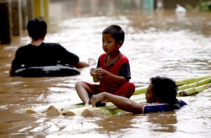 L'alluvione del 2009 in Indonesia ha costretto centinaia di persone di a fuggire da Giacarta nei campi di emergenza. Credits: OxfamGB