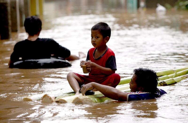 L'alluvione del 2009 in Indonesia ha costretto centinaia di persone di a fuggire da Giacarta nei campi di emergenza. Credits: OxfamGB L'alluvione del 2009 in Indonesia ha costretto centinaia di persone di a fuggire da Giacarta nei campi di emergenza. Credits: OxfamGB