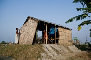 Oxfam ha aiutato la famiglia di Sufia a rialzare la propria casa, dopo che questa era stata sommersa dalle acque. Credits: OxfamGB Oxfam ha aiutato la famiglia di Sufia a rialzare la propria casa, dopo che questa era stata sommersa dalle acque. Credits: OxfamGB