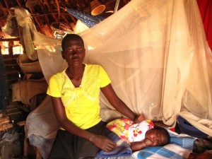 Esther ha ricevuto una rete antizanzare da Oxfam che progetterà lei e la sua bambina dalla malaria, Sudan. Credits: OxfamGB