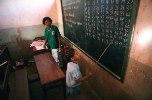 Nonostante i progressi, nelle aree rurali del Mozambico è facile trovare classi di 100 alunni, senza bagni o acqua corrente. Credits: OxfamGB