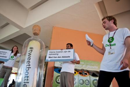 25 fotografi hanno ripreso la lettura dei messaggi arrivati da tutto il mondo grazie al web. Credits: Oxfam 25 fotografi hanno ripreso la lettura dei messaggi arrivati da tutto il mondo grazie al web. Credits: Oxfam