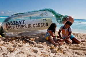 Al vertice di Cancun Oxfam chiede un fondo per permettere ai paesi poveri di adattarsi al cambiamento climatico. Credits: OxfamGB Al vertice di Cancun Oxfam chiede un fondo per permettere ai paesi poveri di adattarsi al cambiamento climatico. Credits: OxfamGB