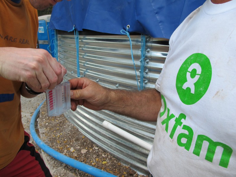Tra le nostre azioni più importanti, il programma di prevenzione del colera, che riguarda 700.000 persone. Credits: OxfamGB Un esperto analizza l'acqua di una cisterna appena costruita. Credits: OxfamGB