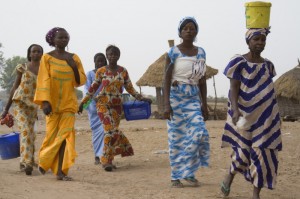 Il trasporto dell'acqua è un compito soprattutto femminile. Credits: Barney Haward/Oxfam