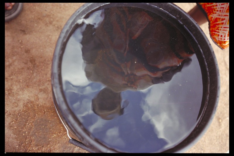 Tanzania. Christine Mandalu ha raccolto l'acqua dalla pompa installata da Oxfam. Credits: Amy Vitale/Oxfam Tanzania. Christine Mandalu ha raccolto l'acqua dalla pompa installata da Oxfam. Credits: Amy Vitale/Oxfam