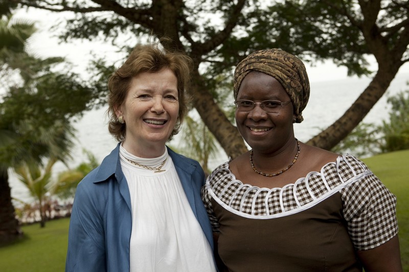 Mary Robinson con Nyaradzai Gumbonzvanda (YWCA). Credits: OxfamGB