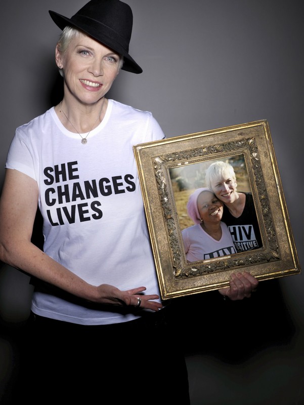 Annie Lennox e Nonkululo; Nonkululo è Hiv positiva e insegna alle altre donne sudafricane a far valere il proprio diritto al trattamento. Credits: MikeOwen/Oxfam