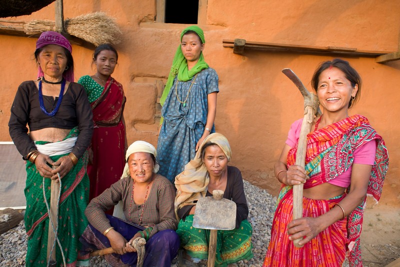 Nepal. Oxfam insegna a Yema e a altre 25 donne a costruire un impianto di irrigazione per le colture. Credits: OxfamGB Nepal. Oxfam insegna a Yema e a altre 25 donne a costruire serbatoi d'acqua per irrigare le colture. Credits: OxfamGB