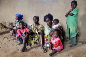 Questa famiglia di sfollati divide un riparo con altre 3 famiglie. Credits: Pierre Peron/Oxfam