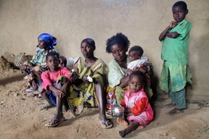 Questa famiglia di sfollati divide un riparo con altre 3 famiglie. Credits: Pierre Peron/Oxfam Questa famiglia di sfollati divide un riparo con altre 3 famiglie. Credits: Pierre Peron/Oxfam