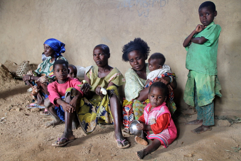 Questa famiglia di sfollati divide un riparo con altre 3 famiglie. Credits: Pierre Peron/Oxfam Questa famiglia di sfollati divide un riparo con altre 3 famiglie. Credits: Pierre Peron/Oxfam