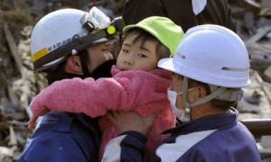 Giappone_emergenza_terremoto_bambino_salvataggio_mar2011 Il sisma e lo tsunami potrebbero aver causato più di 10.000 vittime