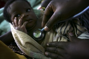 Lolongwe, Malawi. L'infermiera Lucy è già al terzo turno di 24 ore, e siamo solo a giovedì. Abbie Trayler-Smith/Oxfam Lolongwe, Malawi. L'infermiera Lucy è già al terzo turno di 24 ore, e siamo solo a giovedì. Abbie Trayler-Smith/Oxfam