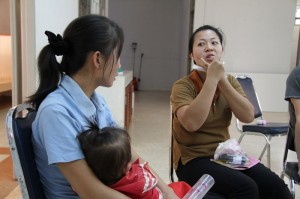 Thailandia, Ar Lang durante un incontro con l'infermiera che sta seguendo lei e sua figlia. Credits: Suzi O'Keefe/Oxfam Thailandia, Ar Lang durante un incontro con l'infermiera che sta seguendo lei e sua figlia. Credits: Suzi O'Keefe/Oxfam