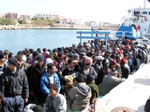 Migranti tunisini in attesa di sbarcare a Lampedusa.