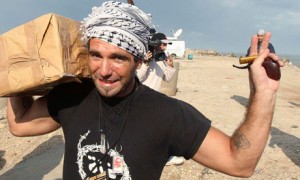 Vittorio Arrigoni, attivista del Movimento Internazionale di Solidarietà. Vittorio Arrigoni, attivista del Movimento Internazionale di Solidarietà.
