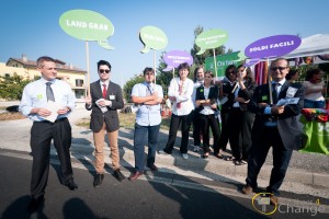 Gli attivisti Oxfam Italia sensibilizzano alla Marcia della Pace sul tema land grab