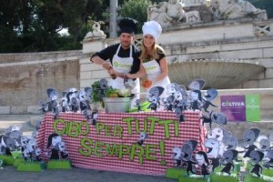 Italia_coltiva_Rome_stunt_attrice_Serena_Autieri Serena Autieri apparecchia... per 9 miliardi di persone! Credits: Oxfam Italia