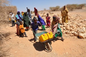 Somalia. Vittime della siccità, Faadomo e suo nipote trasportano i 20 litri d'acqua che spettano alla loro famiglia di 7 persone ogni giorno.