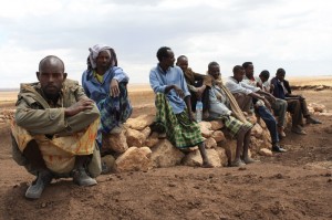 Etiopia. Beneficiari del programma "denaro in cambio di lavoro" di Oxfam, per aiutare le famiglie ad acquistare cibo e foraggio e superare la siccità.