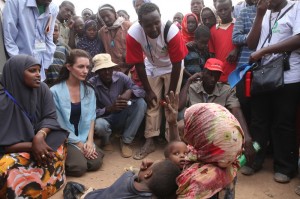 Kenya, le donne nel campo di Dadaab raccontano a Kristin Davis storie di fame e sofferenza. Credits: OxfamGB