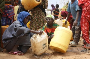 Kenya, donne e bambine impegnate a ripulire le taniche che serviranno al trasporto dell'acqua. Credits Jo Harrison/Oxfam: