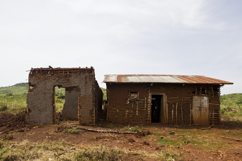 Uganda. I resti delle case di 20.000 persone nei 9383 ettari presi da NFC per piantarvi pini. Credits: Oxfam