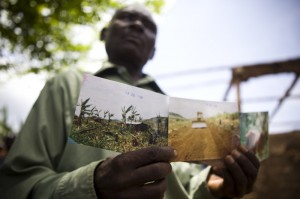 Uganda. Lokuda, 60 anni, 8 figli, sostiene che la sua terra è stata presa violentemente dalla NFC. Credits: Oxfam