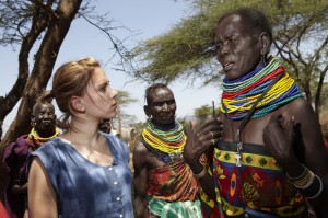 L'ambasciatrice di Oxfam Scarlett Johansson incontra Paulina a Turkana, Kenya. Credits: AndyHall/Oxfam